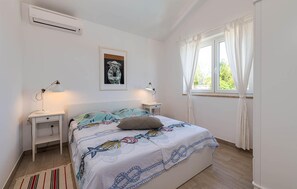 3 bedrooms, travel cot, free WiFi, bed sheets - Gorgeous home in Visnjan with private swimming pool, can be inside or outside (Visnjan)