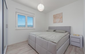 2 bedrooms, iron/ironing board, travel cot, free WiFi