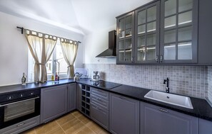 Fridge, oven, dishwasher, coffee/tea maker