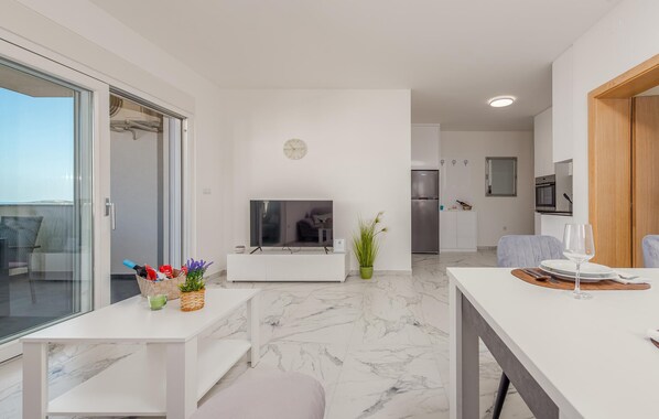 Un apartamento moderno con sala de estar, comedor y cocina.
