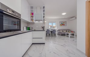 Geladeira, micro-ondas, fogão, cooktop