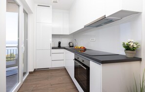 Fridge, oven, dishwasher, coffee/tea maker