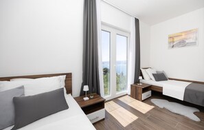 2 bedrooms, travel crib, free WiFi