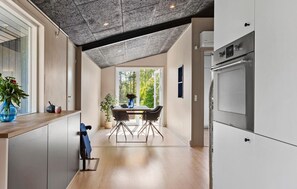 Een koelkast, een oven, een kookplaat, een vaatwasser