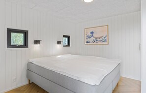 6 bedrooms, travel crib, free WiFi - Beautiful home in Hadsund with sauna (Hadsund)