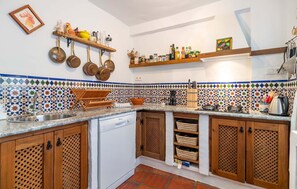 Réfrigérateur, micro-ondes, plaque de cuisson, lave-vaisselle