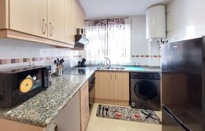 Frigorífic, forn, placa de cuina i cafetera i tetera