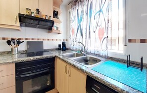 Réfrigérateur, four, plaque de cuisson, cafetière/bouilloire