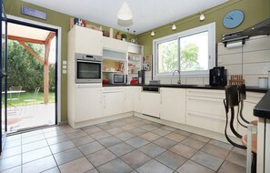 Réfrigérateur, four, lave-vaisselle, cafetière/bouilloire
