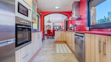 Een koelkast, een kookplaat, een vaatwasser