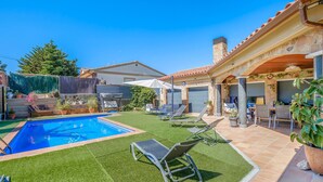 A backyard with a swimming pool, artificial grass, and outdoor furniture. - Pet friendly home in Segur de Calafell (Segur de Calafell)