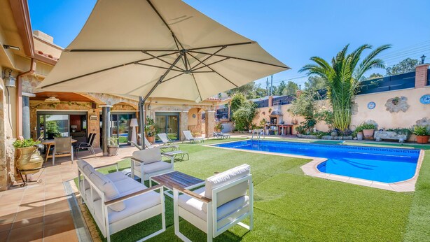 A backyard with a swimming pool, outdoor furniture, and a pergola with an umbrella. - Pet friendly home in Segur de Calafell (Segur de Calafell)