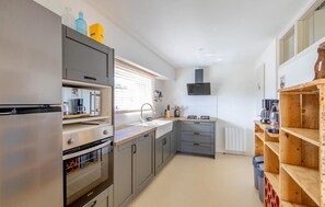 Kylskåp, ugn, spishäll och diskmaskin