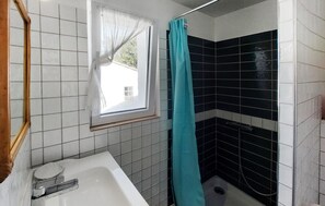 Shower - 1 bedroom gorgeous home in L'épine (L'épine)