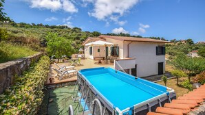 A villa with a swimming pool, outdoor seating, and a view of the surrounding hills. - Amazing home in Perdifumo (Perdifumo)