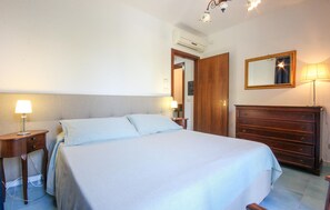 5 quartos, ferros/tábuas de passar roupa, berço de viagem
