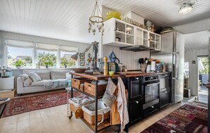Frigorífic, placa de cuina, rentaplats i cafetera i tetera