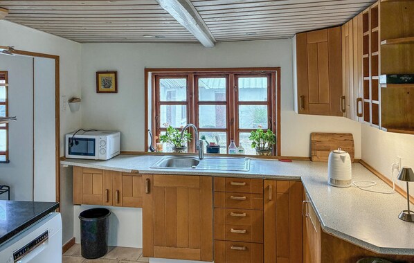Kylskåp, spishäll, diskmaskin och kaffe- och tebryggare