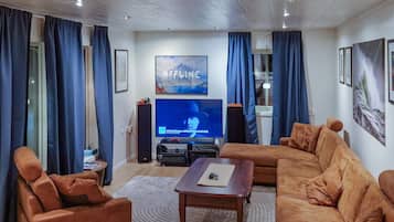 Smart TV, fireplace