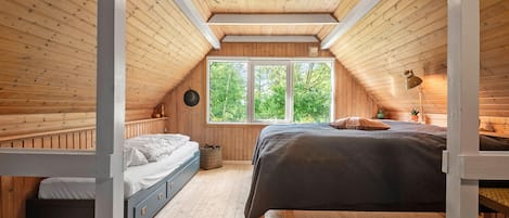 2 bedrooms, travel crib, free WiFi