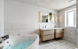 Shower - 8 bedroom nice home in Rømø (Rømø)
