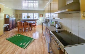 Réfrigérateur, plaque de cuisson, cafetière/bouilloire