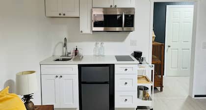 Stylish studio/ 3 min Downtown New Port Richey.