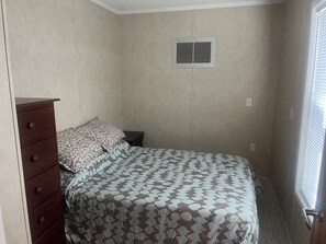 1 slaapkamer, een strijkplank/strijkijzer, wifi, beddengoed