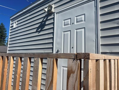 Charming 1-bedroom tiny house in awesome Chester with WiFi, central AC and Heat.