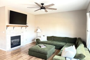 Smart TV y chimenea 