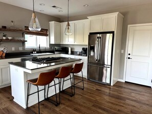 Jääkaappi, mikroaaltouuni, uuni, liesi