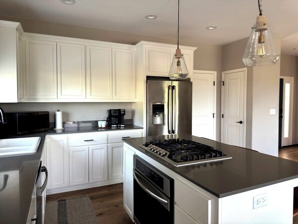 Kühlschrank, Mikrowelle, Ofen, Herdplatte