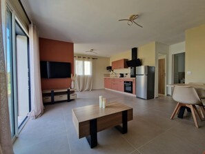 Jääkaappi, mikroaaltouuni, uuni, liesi