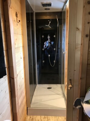 Dusche, Haartrockner, Handtücher, Toilettenpapier