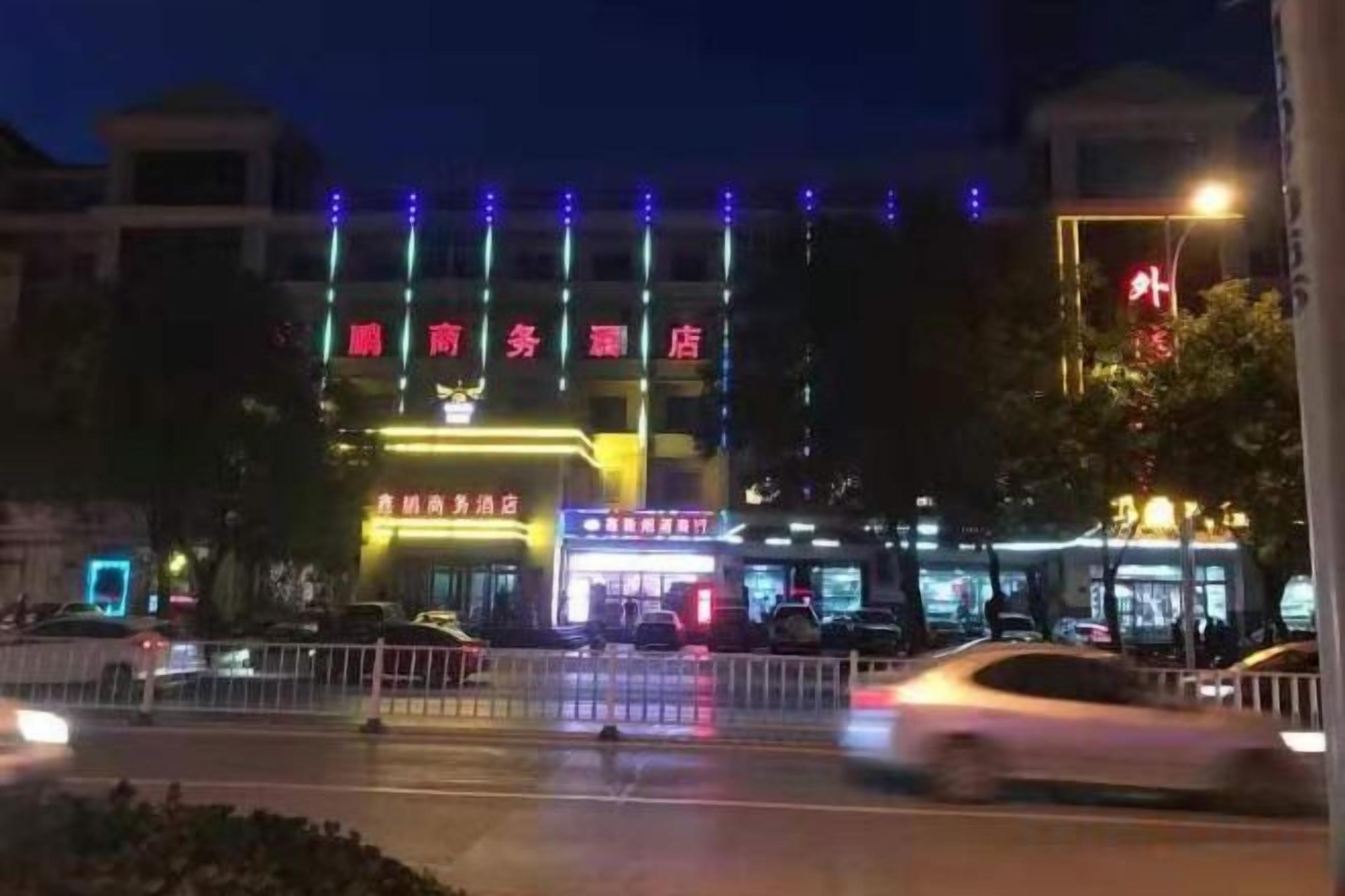 Un edificio comercial con varias fachadas, incluyendo una tienda de servicios con mucha luz.