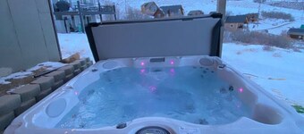 Putting green, hot tub, swings, & spectacular views