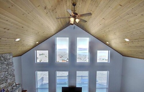 Putting green, hot tub, swings, & spectacular views