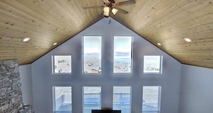 Putting green, hot tub, swings, & spectacular views