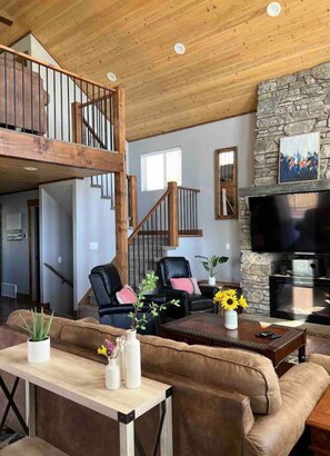 Smart TV, chimenea, reproductor de DVD, mesa de ping pong