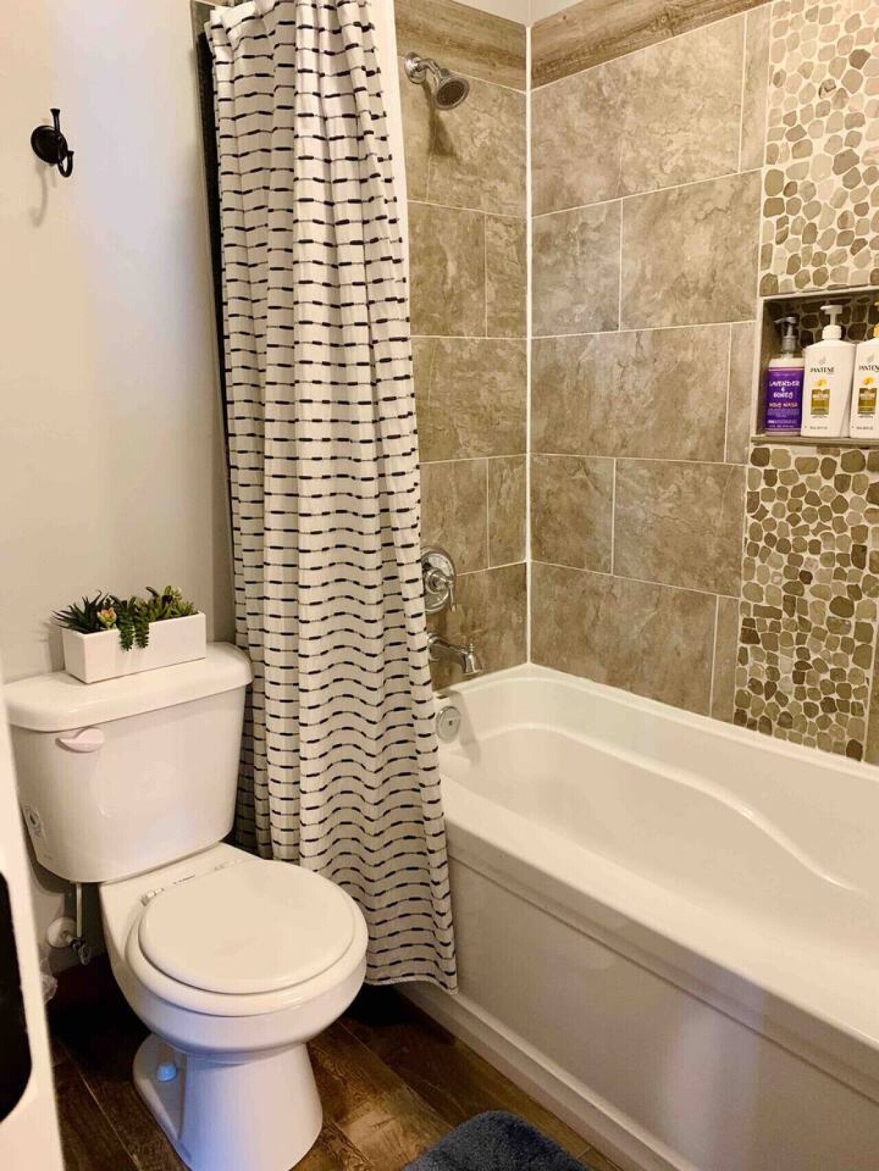 Ein Badezimmer mit Toilette, Dusche und Badewanne.