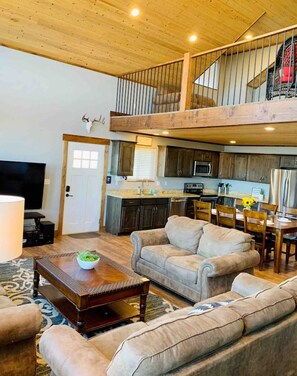 Smart TV, fireplace, DVD player, ping pong - Putting green, hot tub, swings, & spectacular views (Garden City)