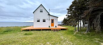 Take it easy at this tranquil getaway, only steps from the beach!