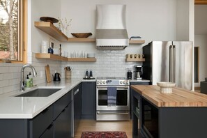 Réfrigérateur, micro-ondes, four, plaque de cuisson