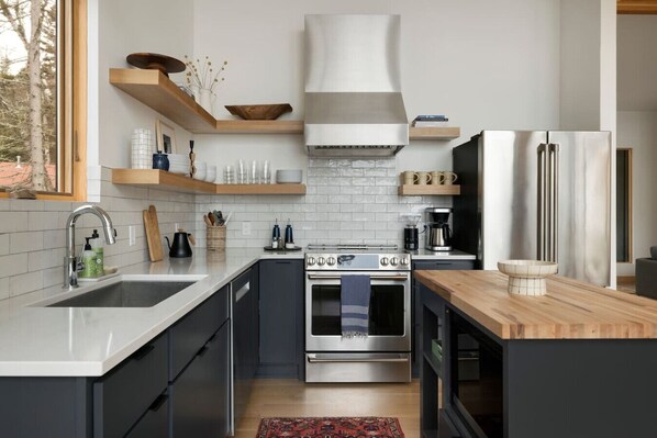 Réfrigérateur, four à micro-ondes, un four, surface de cuisson