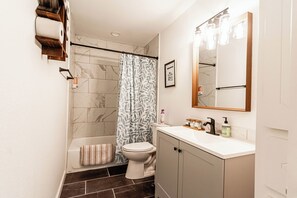 Hair dryer, towels, soap, toilet paper - 3-bedroom Private Home with Fenced In Yard (Tulsa)