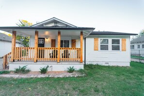 Exterior - 3-bedroom Private Home with Fenced In Yard (Tulsa)