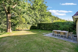Outdoor dining - Waterfront holiday home with in green area Alde Feanen nature park (Earnewâld)