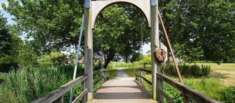 Waterfront holiday home with in green area Alde Feanen nature park