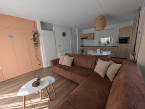 Smart TV - Waterfront holiday home with in green area Alde Feanen nature park (Earnewâld)