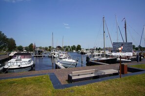 Marina - Waterfront holiday home with in green area Alde Feanen nature park (Earnewâld)